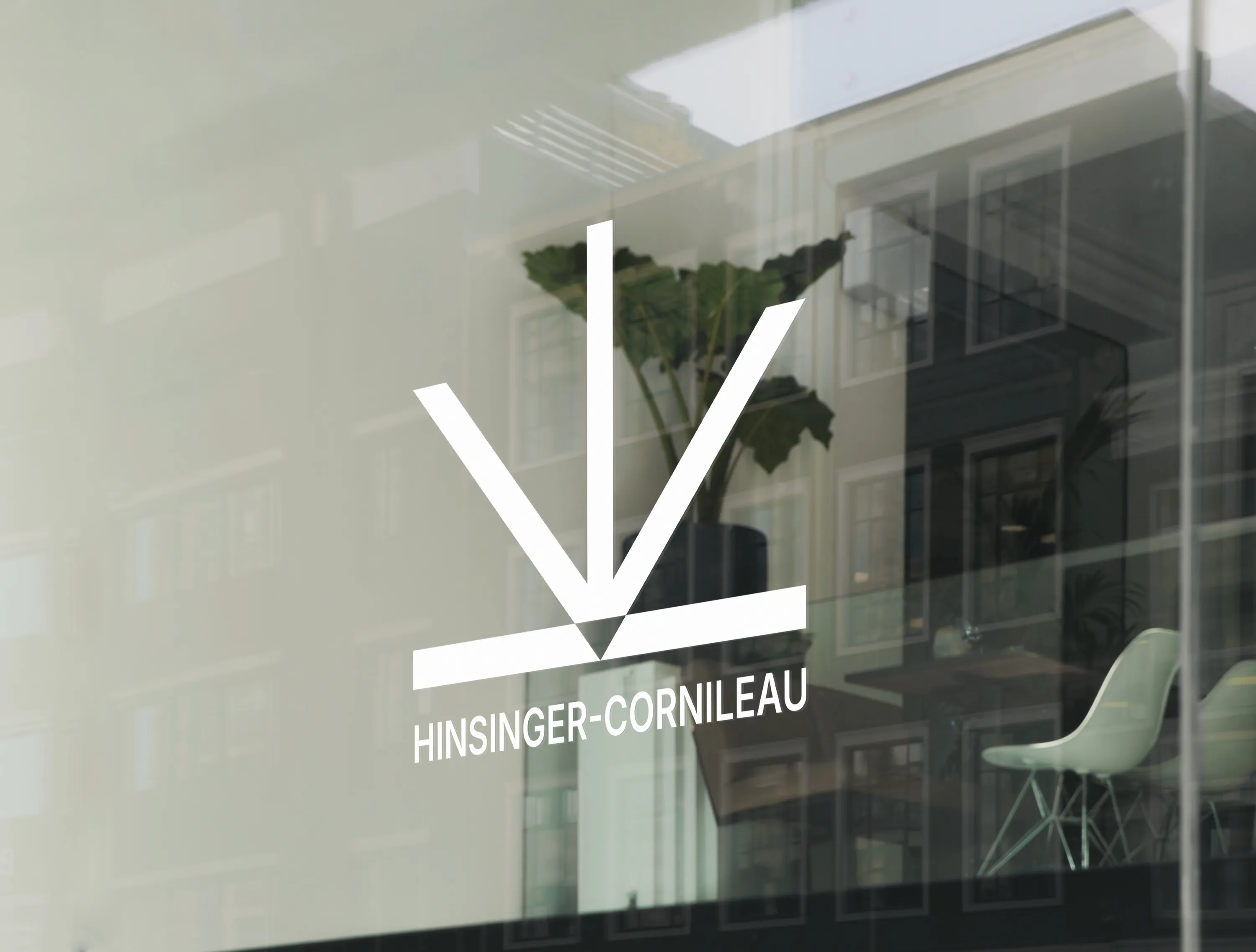 Le logo Hinsinger-Cornileau en blanc sur la vitrine d'un cabinet