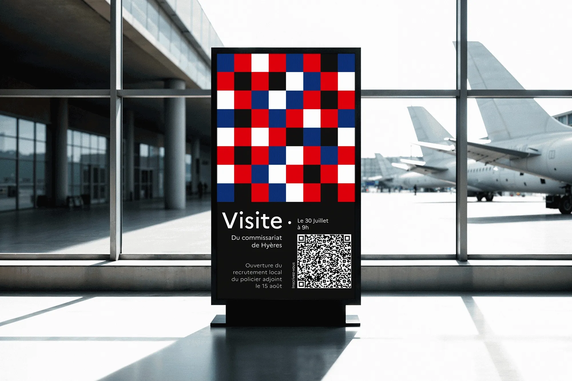 Affiche « Visite du commissariat de Hyères » : un damier bleu, blanc, rouge et noir