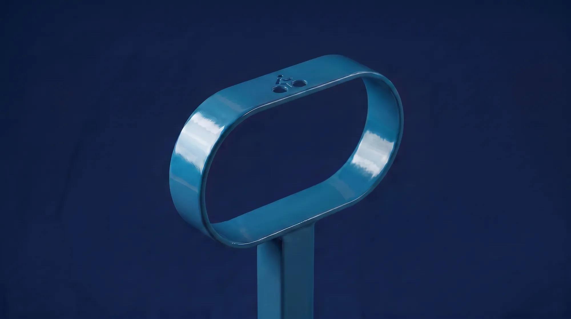 Appui-vélo KITA en bleu, packshot studio sur fond marine