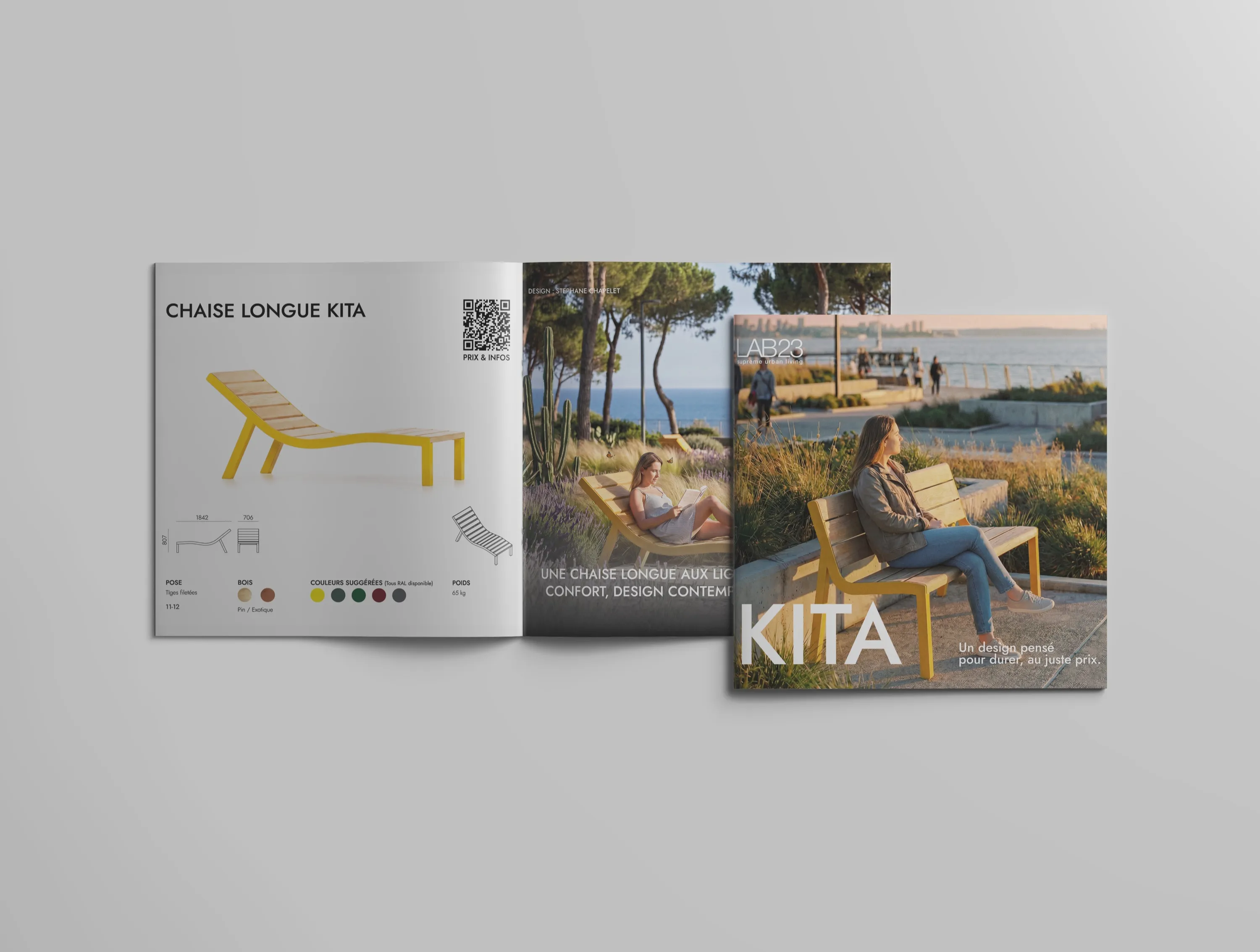 Le catalogue imprimé KITA ouvert sur la page de la chaise longue, posé à côté de sa couverture : une femme assise sur un banc KITA en bord de mer
